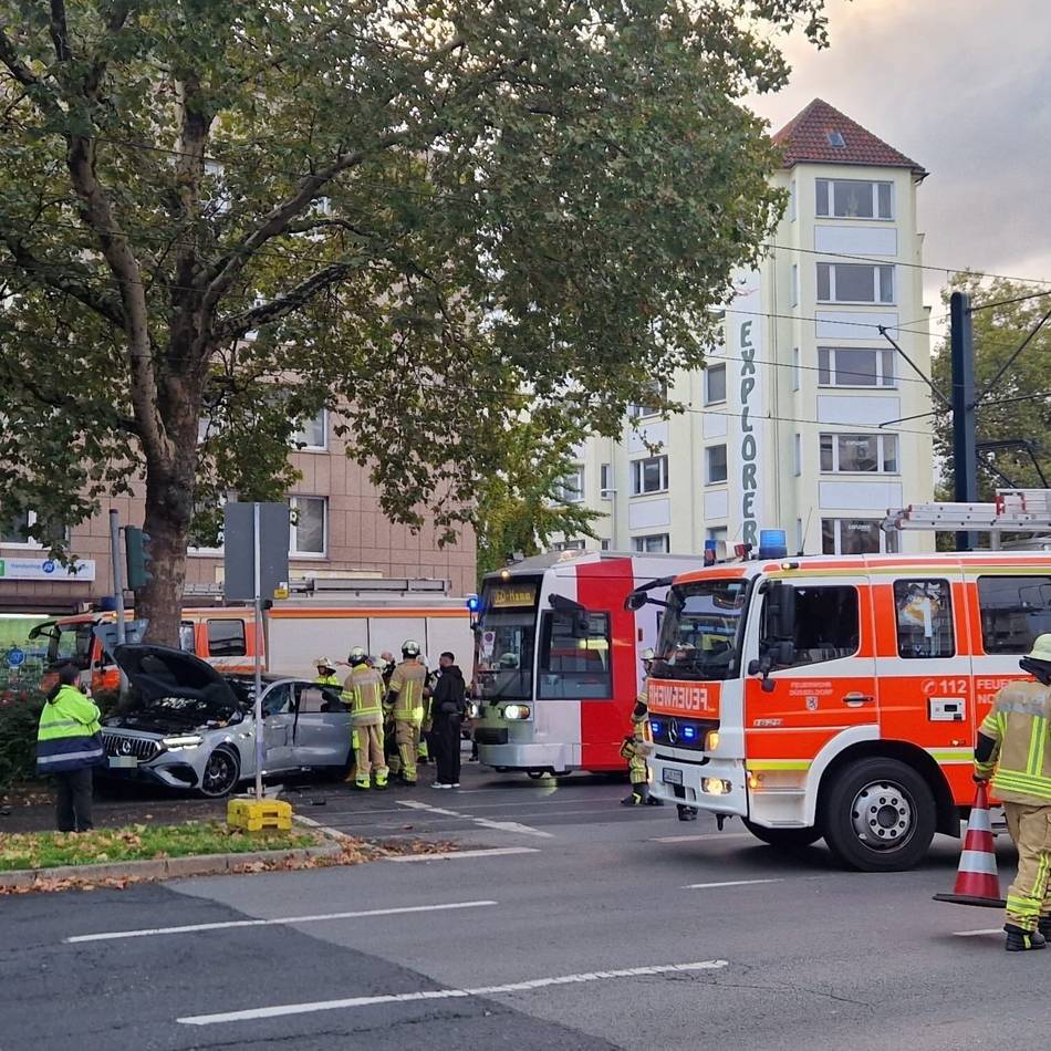 Unfall in Düsseldorf: Straßenbahn und Auto kollidieren auf der Corneliusstraße