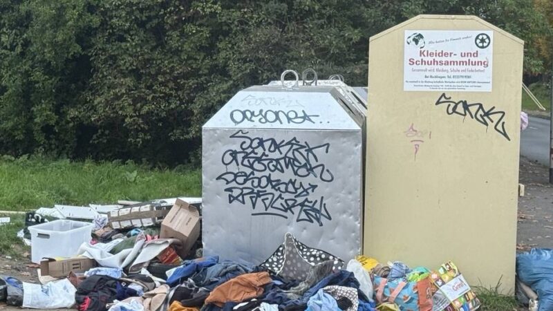 Altkleidercontainer in Mönchengladbach: „Manchmal finden wir nur volle Windeln, tote Tiere und Essensreste“