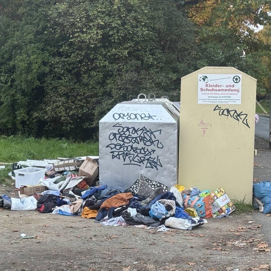 Altkleidercontainer in Mönchengladbach: „Manchmal finden wir nur volle Windeln, tote Tiere und Essensreste“