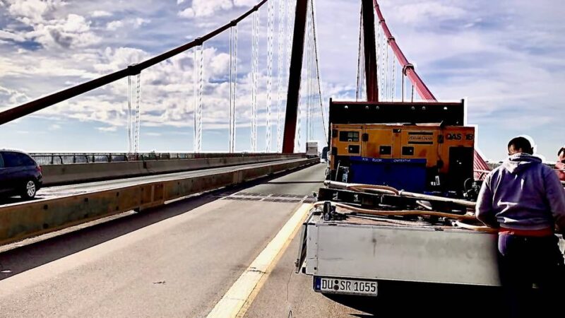 Emmerich: Spiegel gegen Spiegel auf der Rheinbrücke