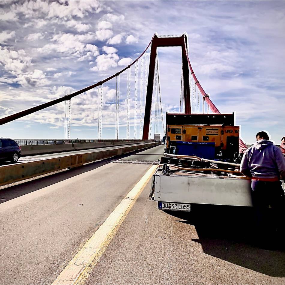 Emmerich: Spiegel gegen Spiegel auf der Rheinbrücke