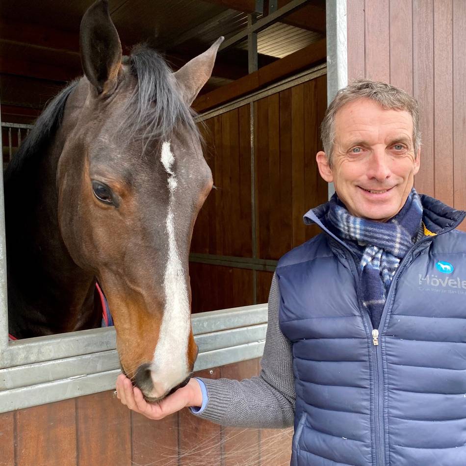 Springreitturnier in Goch: Bei Holger Hetzel baut ein Spitzenmann den Parcours auf