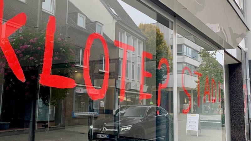 Hässlicher Hingucker in Emmerich: „Klote Stad“ – Das steckt hinter der Schmiererei
