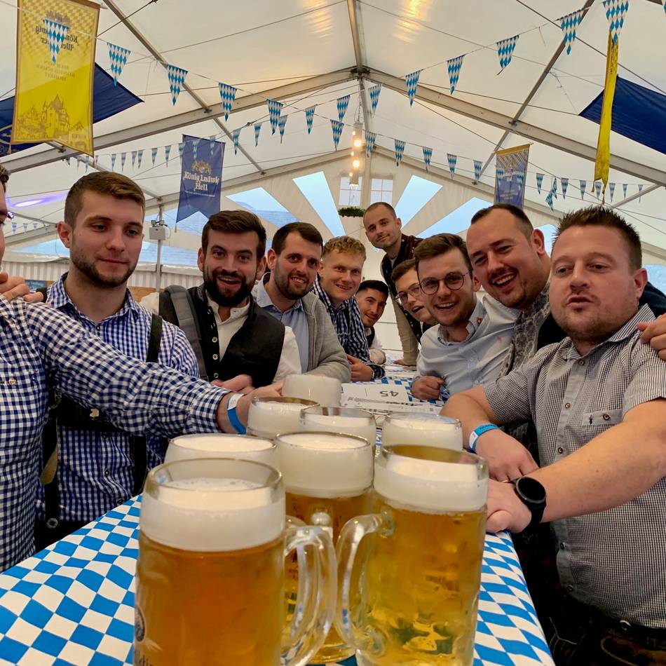Bayerisches Lebensgefühl in Emmerich: Lederhose und Dirndl – zünftiges Oktoberfest in Praest