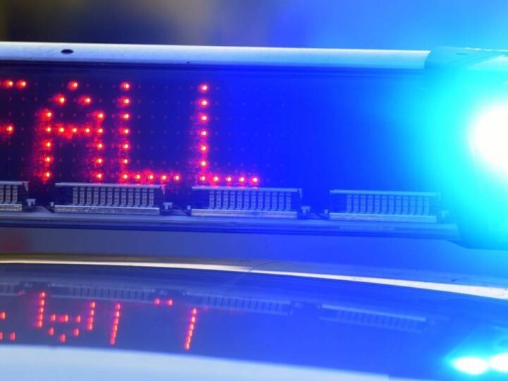 Mann aus Monheim baut Unfall in Neuss: Alkoholisierter Motorradfahrer stürzt und flüchtet zu Fuß