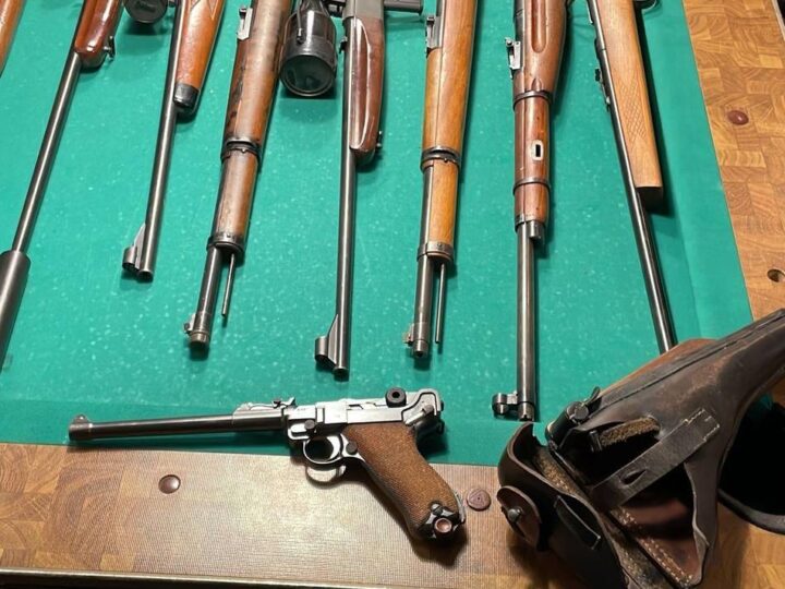 Razzia wegen Organisierter Kriminalität: Ermittler finden noch mehr Waffen hinter Geheimtür in Remscheid