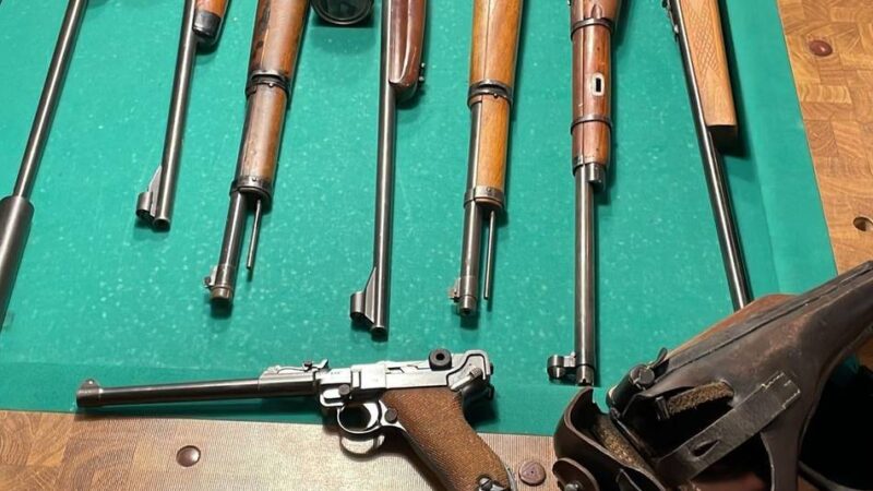 Razzia wegen Organisierter Kriminalität: Ermittler finden noch mehr Waffen hinter Geheimtür in Remscheid