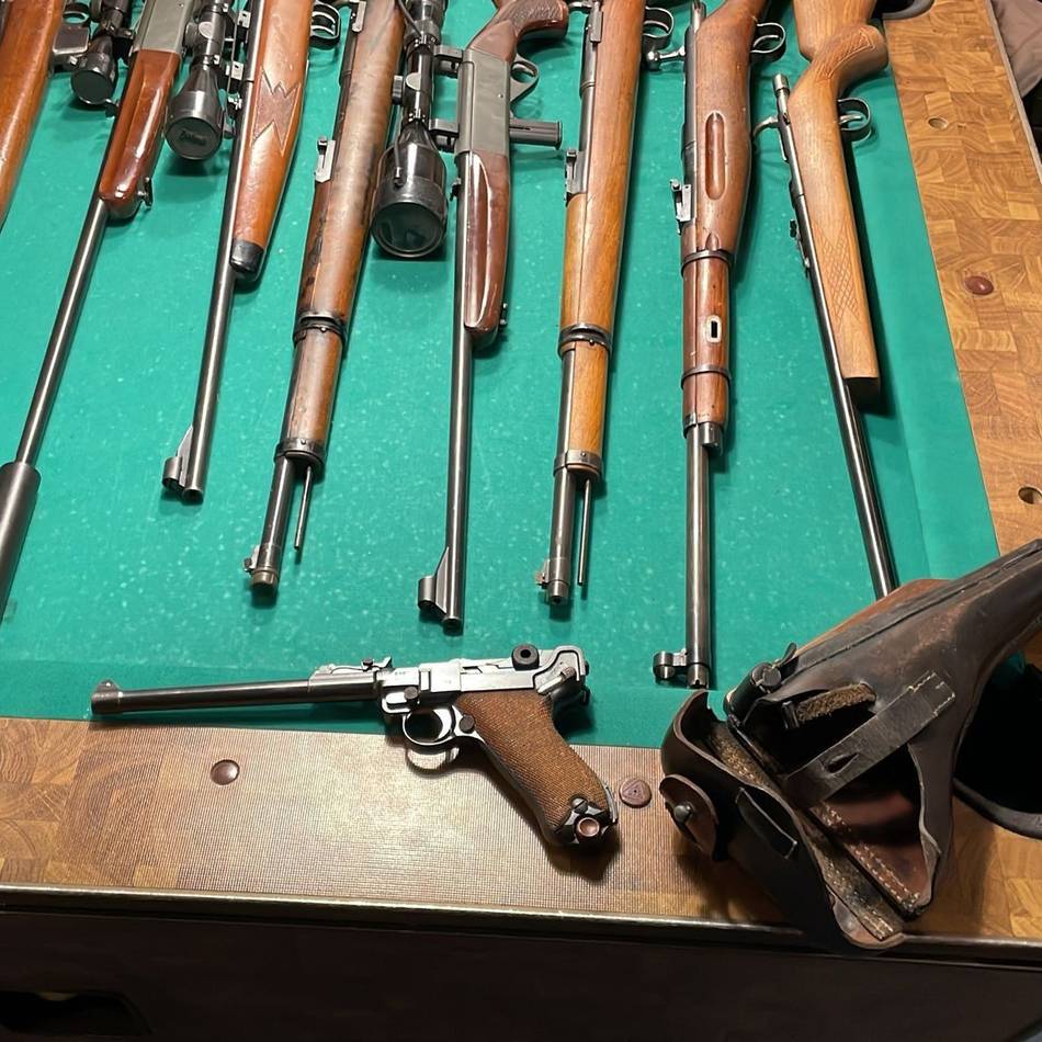 Razzia wegen Organisierter Kriminalität: Ermittler finden noch mehr Waffen hinter Geheimtür in Remscheid