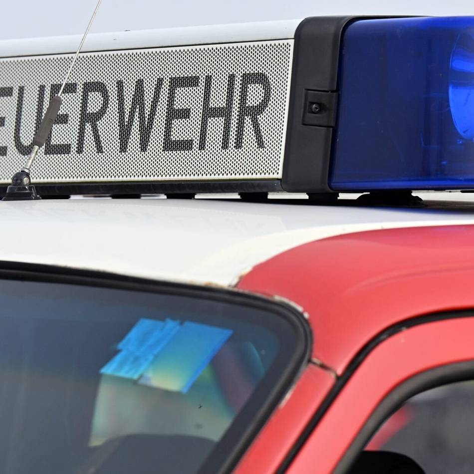 Feuerwehr im Einsatz: Gartenhütte in Mönchengladbach durch Brand zerstört