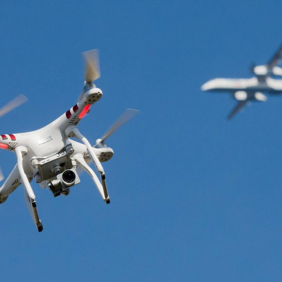 Bezirksregierung bestätigt Sichtungen: Vorfälle mit Drohnen auch am Airport Weeze