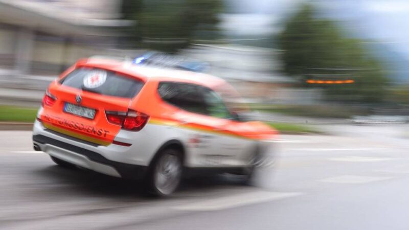 Im Duisburger Dellviertel: Internistischer Notfall – Senior (85) stirbt nach Unfall