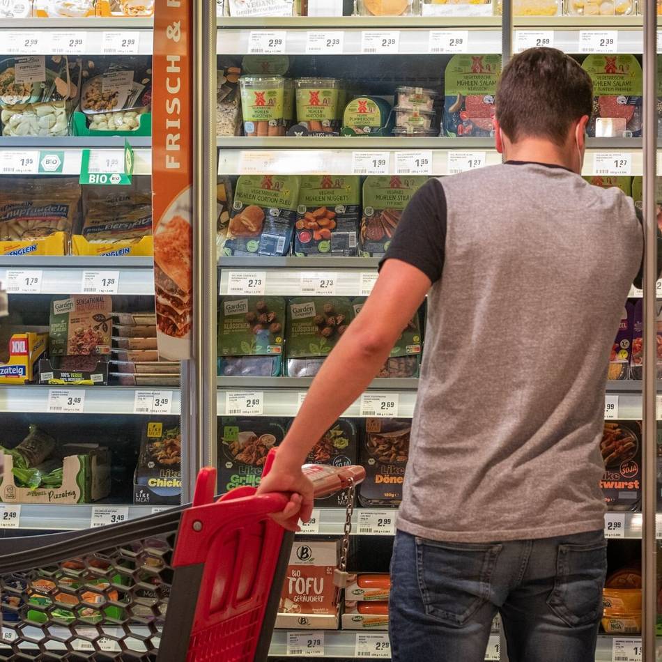 Namensverbot für Fleischersatz – das sagen Neusser: „Eine vegane Wurst ist für mich keine Wurst“