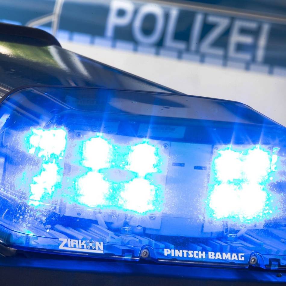 Rote Ampel missachtet: Zwei Schwerverletzte bei Verkehrsunfall in Neuss