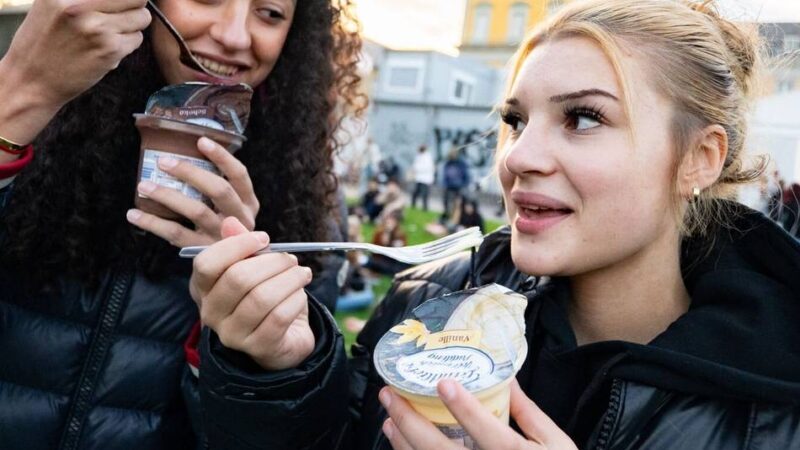 Am Freitag am Stadtwaldhaus: Kurioser Trend erreicht Krefeld: Pudding mit Gabel essen