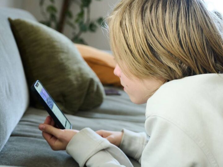 Bildung in Meerbusch: Was häufige Mediennutzung mit dem Gehirn von Kindern macht