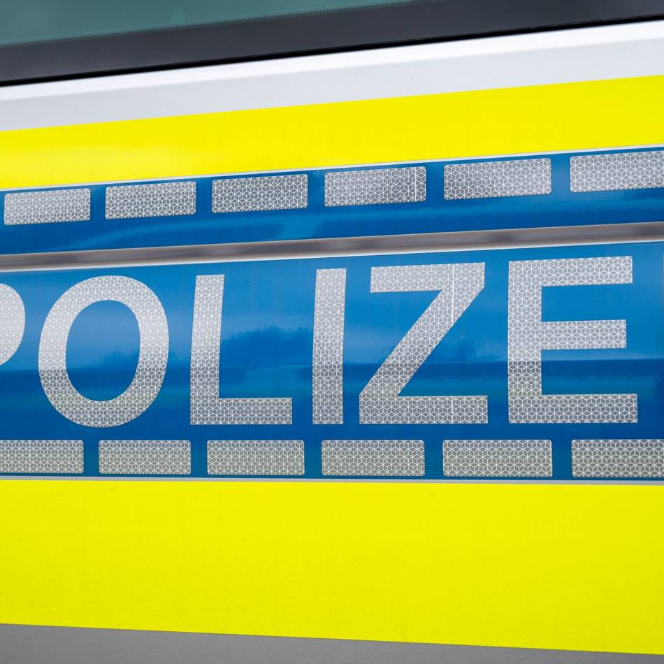 An einem Supermarkt in Mönchengladbach: Kunde fährt Supermarkt-Staplerfahrer über die Füße