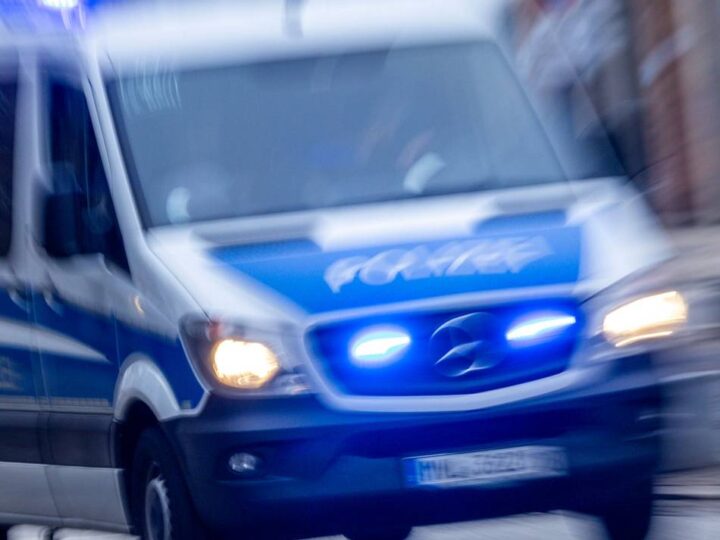 Vorfall in Duisburg: Betrunkener 20-Jähriger fährt Polizisten über den Fuß