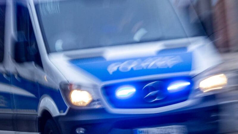 Vorfall in Duisburg: Betrunkener 20-Jähriger fährt Polizisten über den Fuß