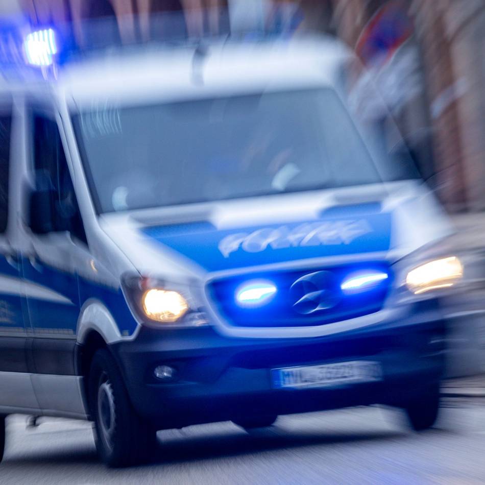 Vorfall in Duisburg: Betrunkener 20-Jähriger fährt Polizisten über den Fuß