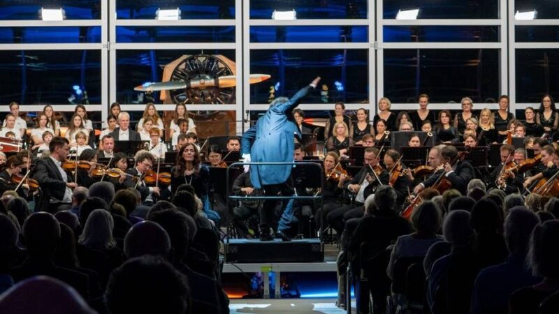 Musik in Mönchengladbach: Niederrheinische Sinfoniker bringen gefühlvolle Klänge in den Hangar