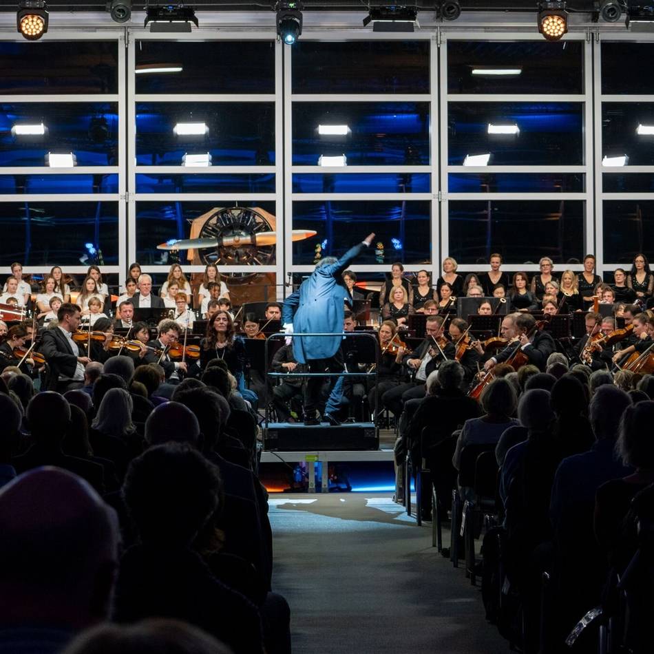Musik in Mönchengladbach: Niederrheinische Sinfoniker bringen gefühlvolle Klänge in den Hangar
