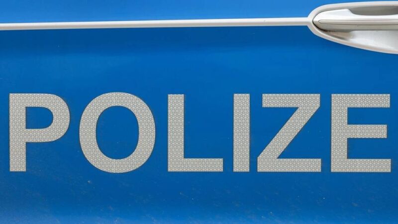 In Ratingen-Breitscheid: Fahrer landet mit Auto im Blumenregal