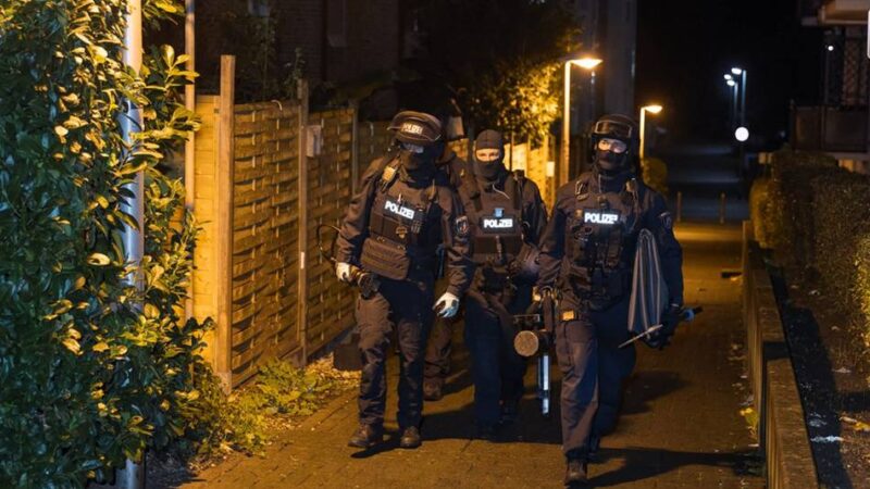 Einsätze in Dormagen, Düsseldorf und Köln: Großaktion der Polizei gegen Telefonbetrüger-Bande – mehrere Festnahmen