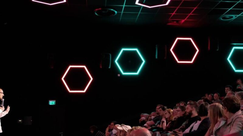 Poetry Slam erstmals im Lux Kino Hilden: „Mich gibt es nur zu 100 Prozent live“