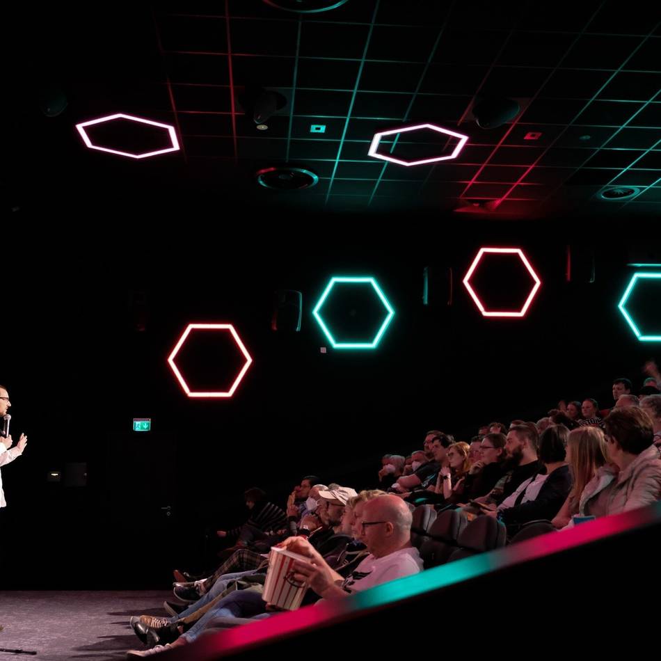 Poetry Slam erstmals im Lux Kino Hilden: „Mich gibt es nur zu 100 Prozent live“