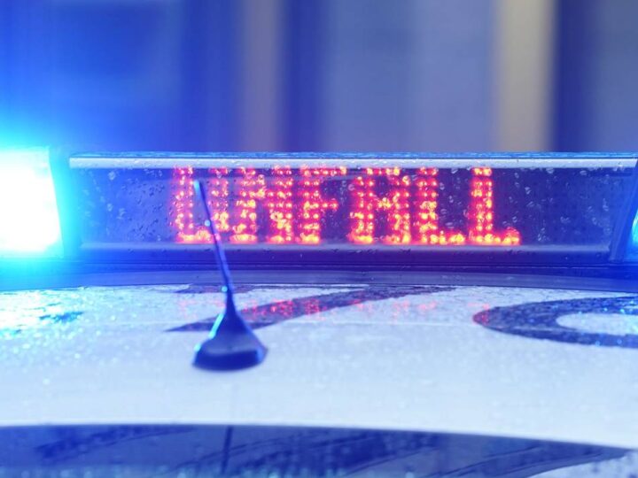 Unfall in Moers: Seniorin von rangierendem Sattelzug überrollt