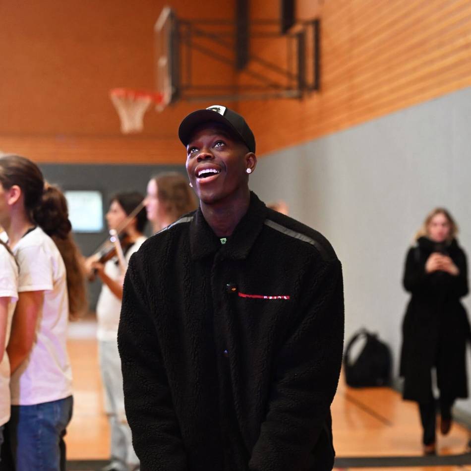 „Bin sehr emotional“: Dennis-Schröder-Halle – Basketball-Star zu Tränen gerührt