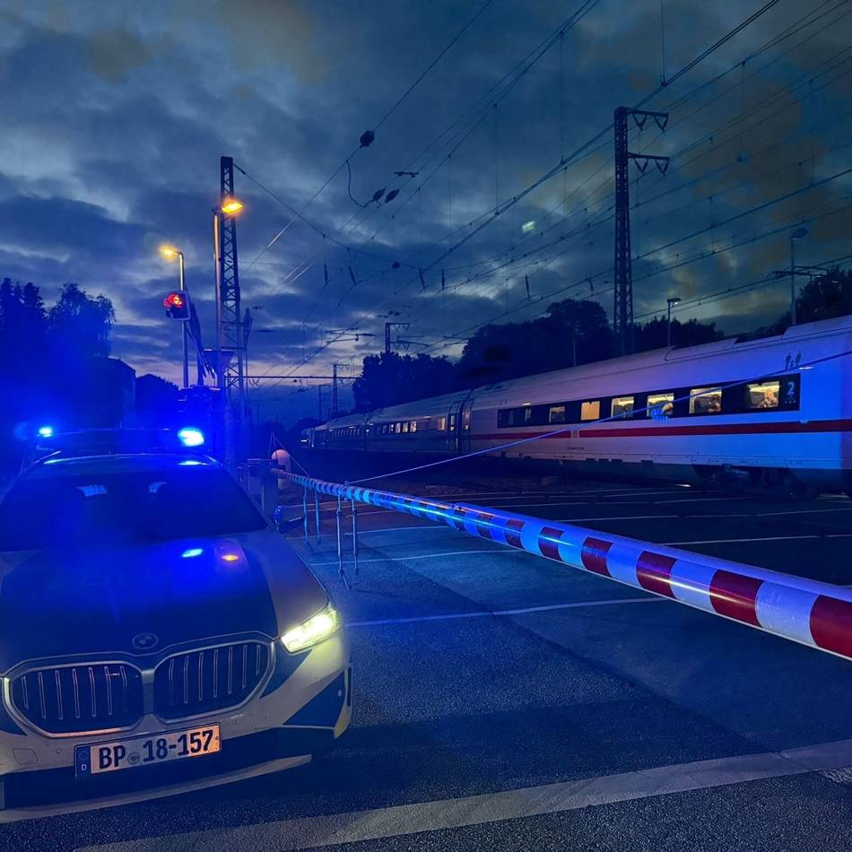 Bahnverkehr lahmgelegt: ICE kommt in Emmerich zum Stehen – Großeinsatz der Polizei