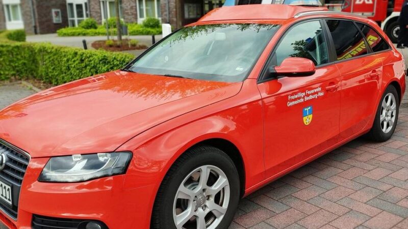 „Wenn dieses Auto erzählen könnte…“: Bedburg-Hau versteigert altgedienten Kommandowagen der Feuerwehr