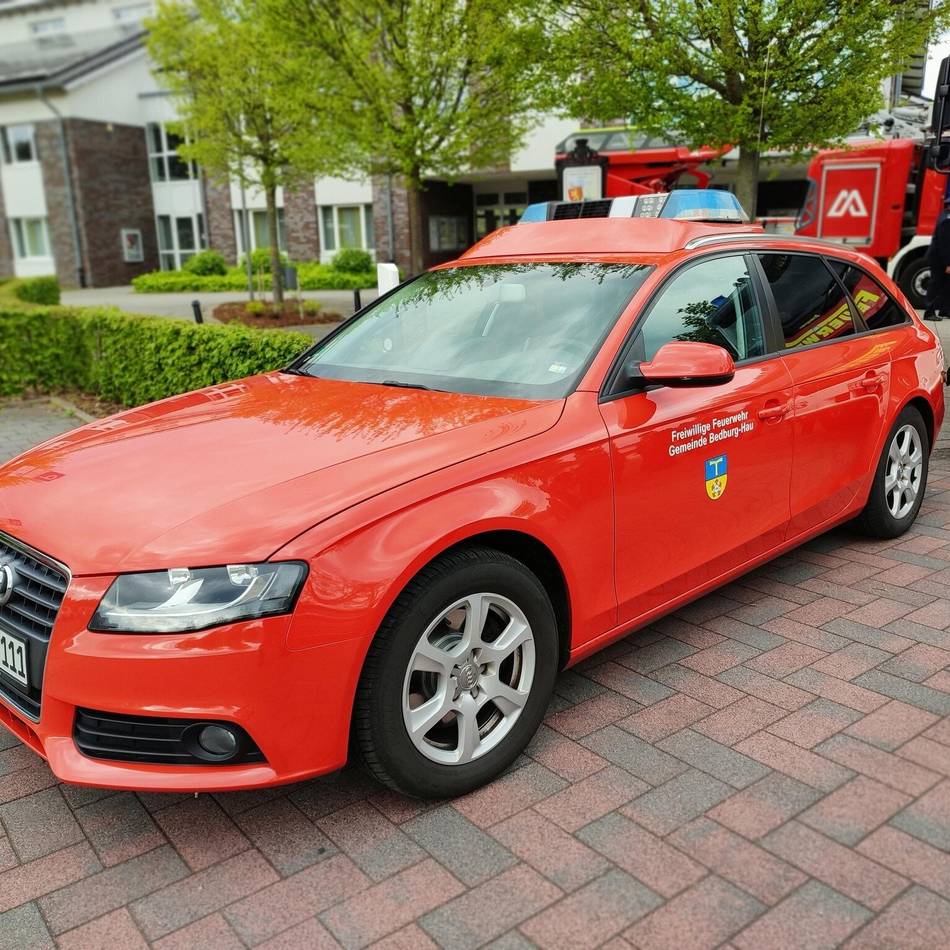 „Wenn dieses Auto erzählen könnte…“: Bedburg-Hau versteigert altgedienten Kommandowagen der Feuerwehr
