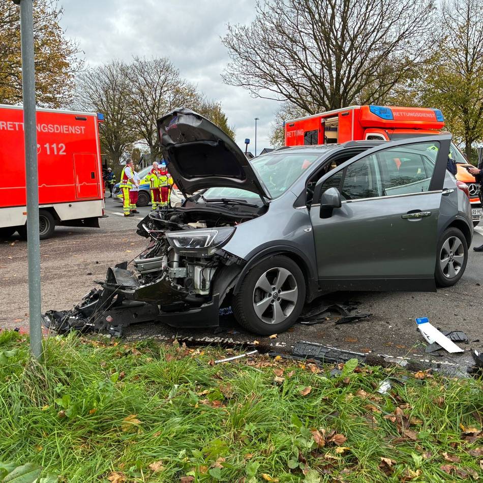 Vier Verletzte: Automatisches Notrufsystem alarmiert Rettungskräfte zu Unfall in Bedburg-Hau