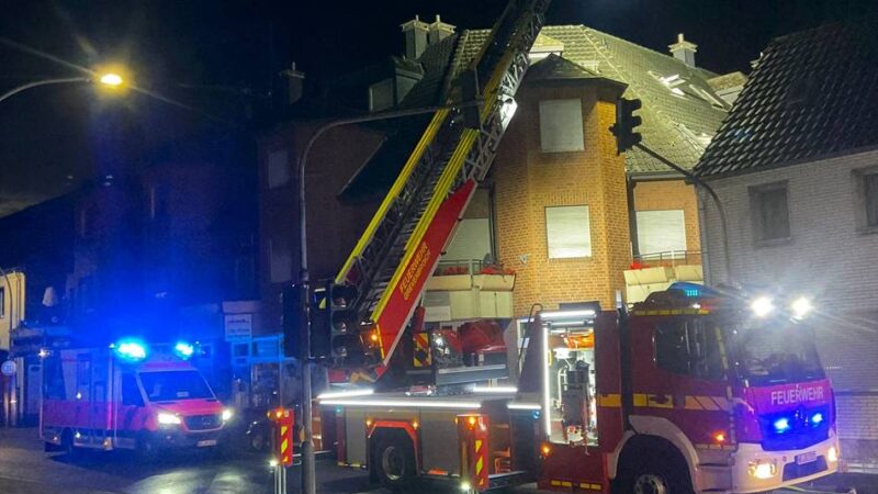 Einsatz in Wevelinghoven: Feuerwehr rettet 35-Jährige aus verrauchtem Zimmer