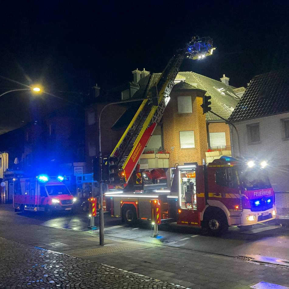 Einsatz in Wevelinghoven: Feuerwehr rettet 35-Jährige aus verrauchtem Zimmer