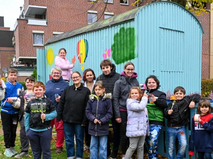 Jugendliche gestalten „ihren“ Treffpunkt: Neue Farbe für den alten Bauwagen