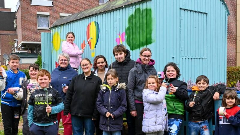 Jugendliche gestalten „ihren“ Treffpunkt: Neue Farbe für den alten Bauwagen