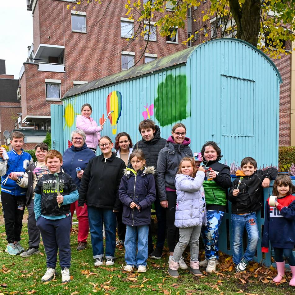 Jugendliche gestalten „ihren“ Treffpunkt: Neue Farbe für den alten Bauwagen