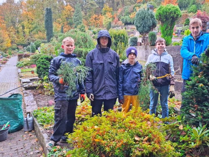 Bernsaustraße: Grabpfleger in Neviges trotzdem dem Wetter