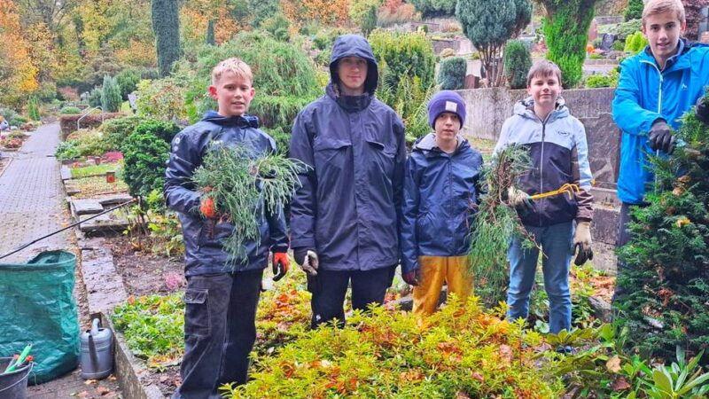Bernsaustraße: Grabpfleger in Neviges trotzdem dem Wetter