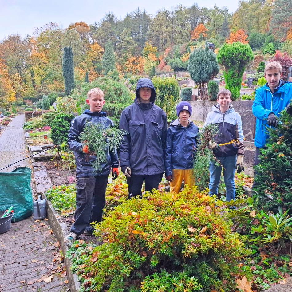 Bernsaustraße: Grabpfleger in Neviges trotzdem dem Wetter