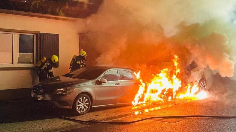 Brandstiftung in Jüchen?: Brennende Autos lassen Scheiben von Wohnhaus platzen
