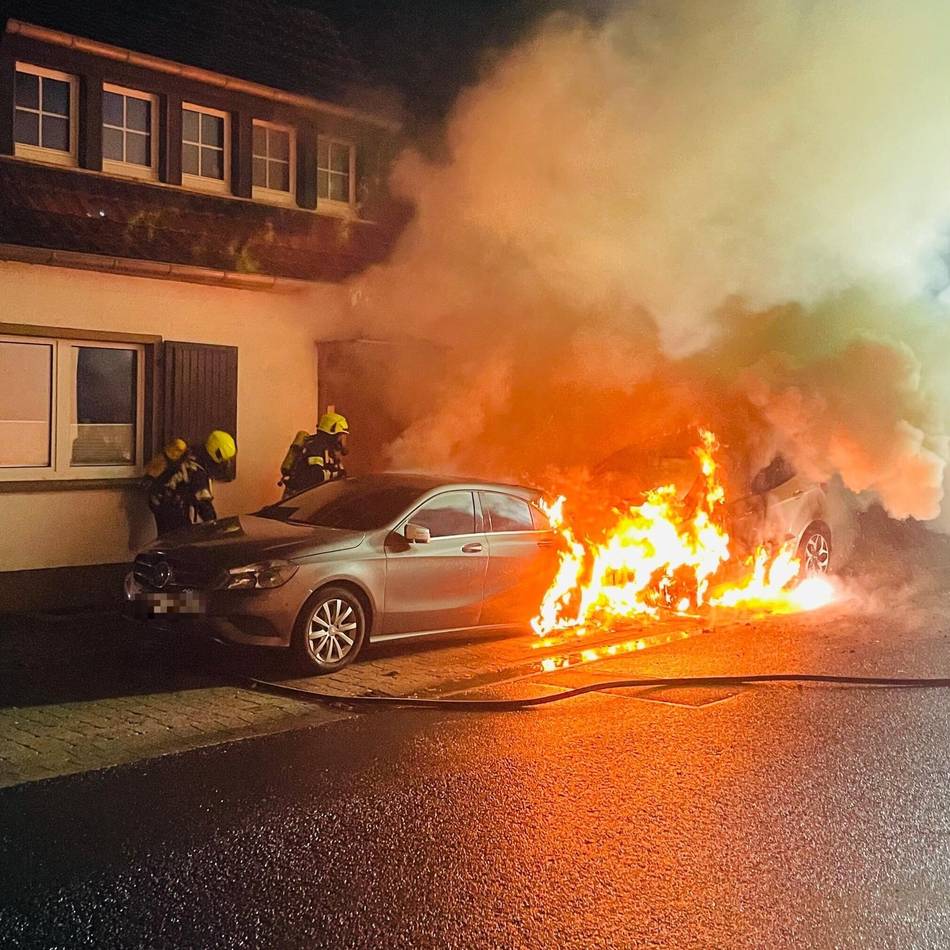 Brandstiftung in Jüchen?: Brennende Autos lassen Scheiben von Wohnhaus platzen