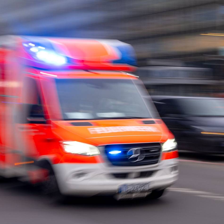 Unfall in Xanten: Rettungswagen kollidiert mit SUV – vier Verletzte