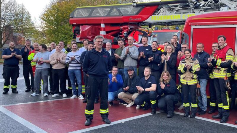 Großer Bahnhof und Fahrzeugkonvoi zum Abschied: Feuerwehr verabschiedet Paul Nerowski