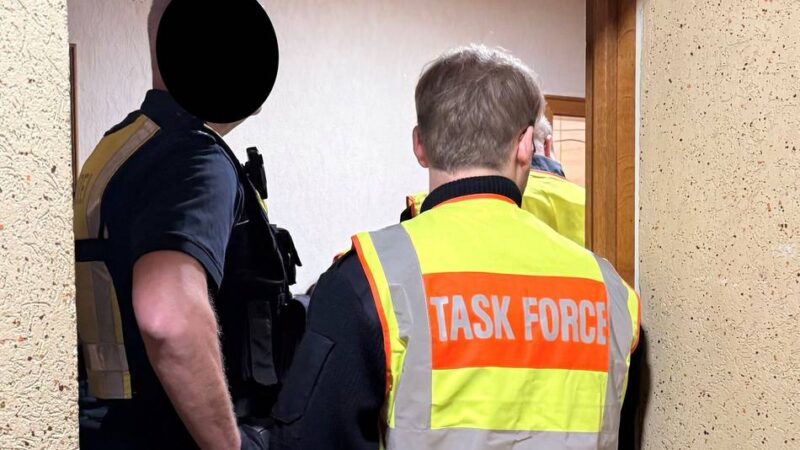 Erneut Großkontrolle in Grevenbroich: Taskforce lässt Wohnung in Orkener Mehrfamilienhaus räumen