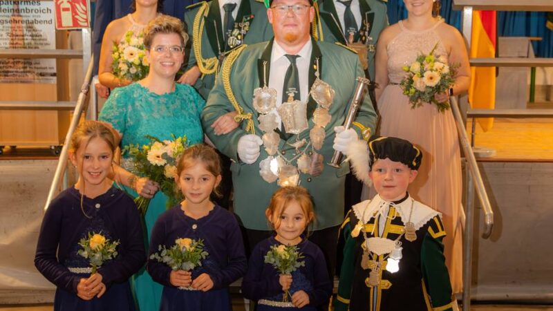 Spätkirmes in Kleinenbroich: Königsehrenabend im Festzelt nach zünftiger Feier in Lederhosen und Dirndl