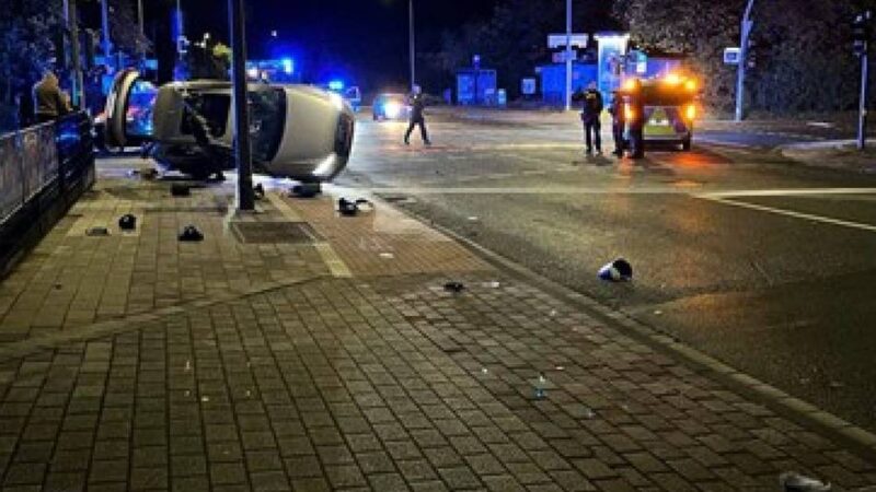 Ampel war nicht in Betrieb: Audi kippt bei Unfall auf die Seite, Ampel knickt um